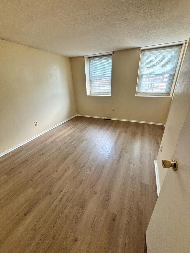 Building Photo - 1769 Village Green Dr