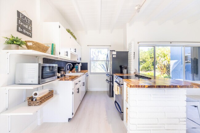 Building Photo - 3117 Fernwood Dr
