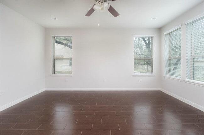 Building Photo - 13800 Lyndhurst St