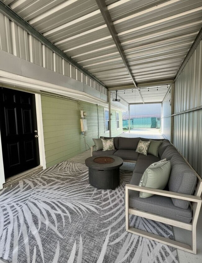 Building Photo - 831 Rouse St