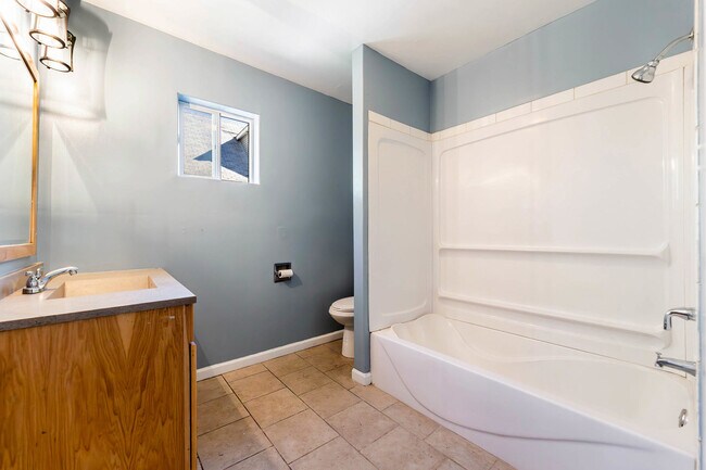 Building Photo - 554 Douglas Ave