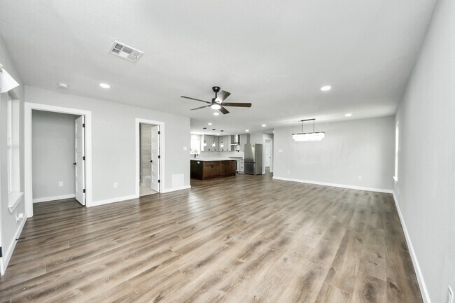 Building Photo - 1218 Des Jardines St