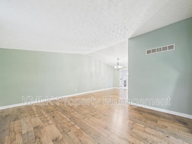 Building Photo - 874 Pleasant St