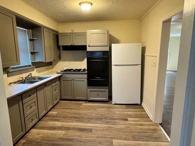 Building Photo - 2 bed 1.5 house with garage storage