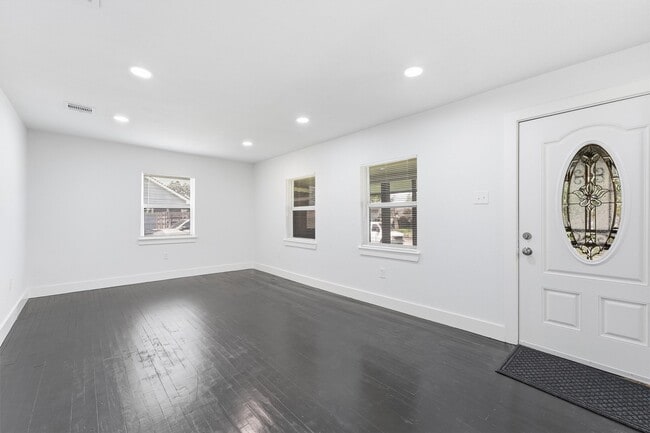 Building Photo - 2281 Des Jardines St