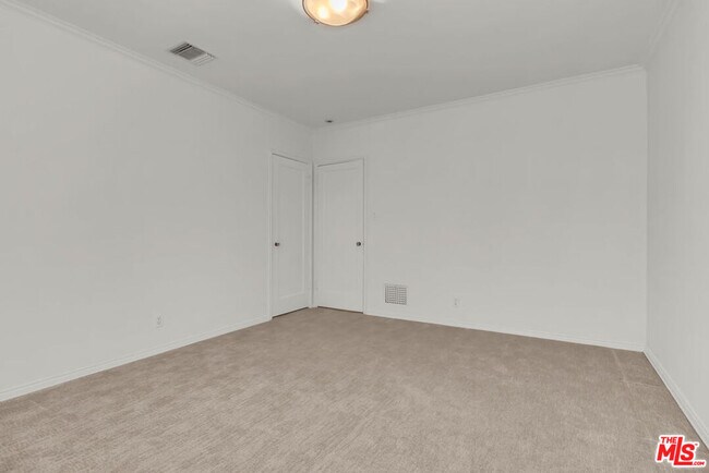 Building Photo - 154 N Sycamore Ave