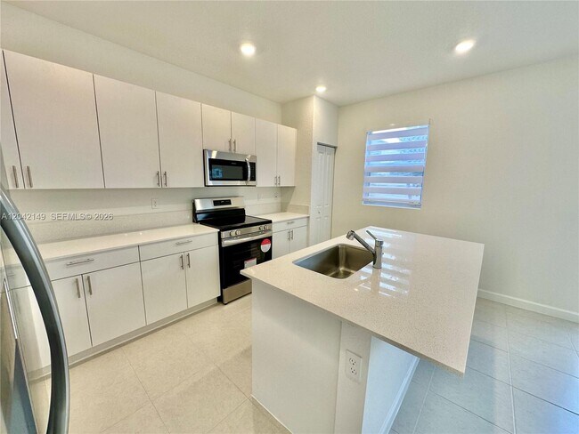 Building Photo - 114 SW 184th Ave