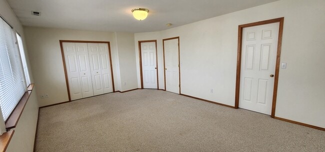 Building Photo - 1326 S Skyline Dr