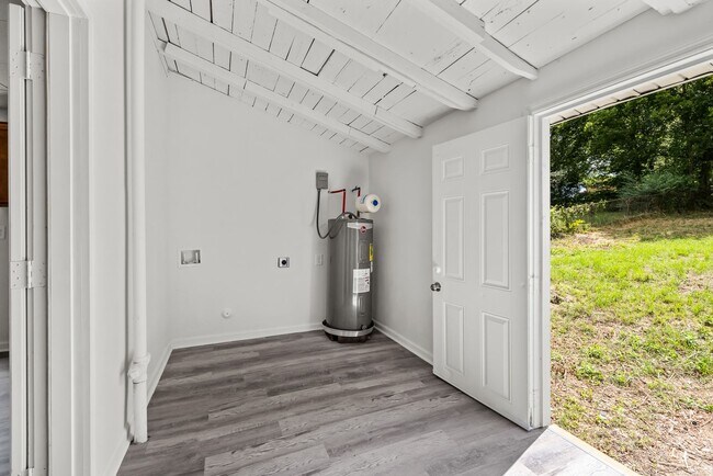 Building Photo - Charming 2 Bedroom, 2 Bathroom house