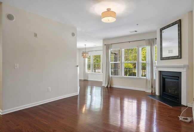 Building Photo - Stunning, Spacious 2 Bedroom Condo in Midl...