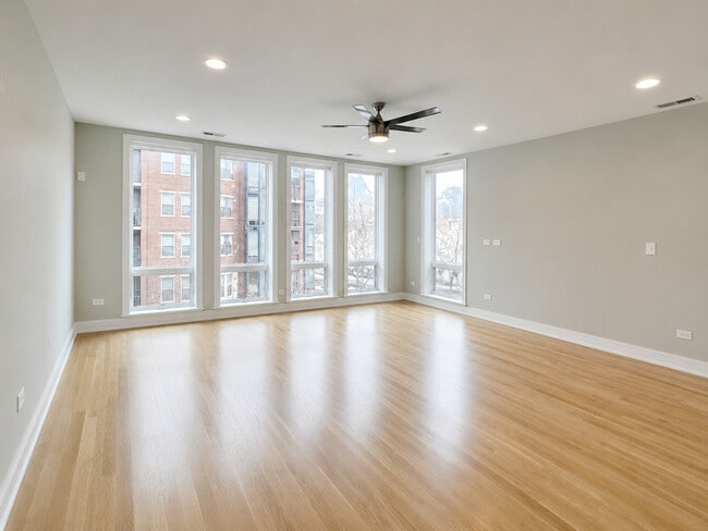 Building Photo - 1008 N Larrabee St