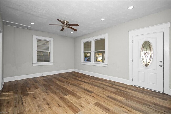 Building Photo - 229 Woodview Ave