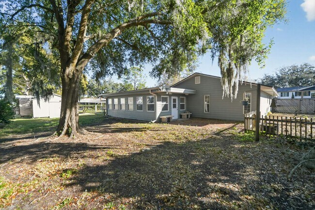 Building Photo - 220 Valencia Ct