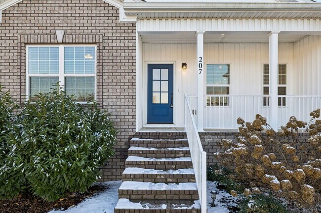 Building Photo - Quiet cut-de-sac living with country views!