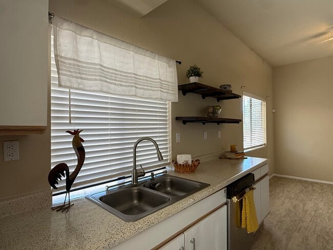 Building Photo - 7200 Whippoorwill Ln NE