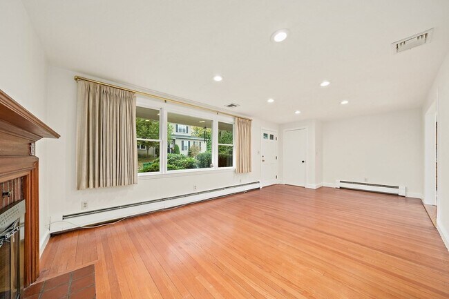 Building Photo - 11 Suban Pl