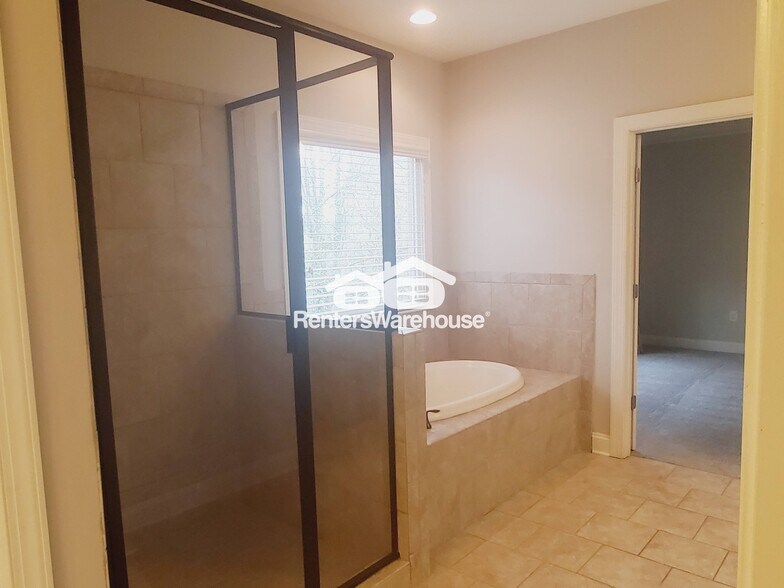 Building Photo - 922 Canterbury Ln NE