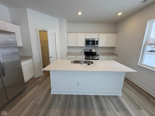 Building Photo - 2945 Grand Rdg Dr