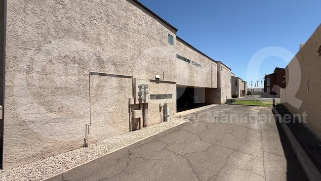 Building Photo - 2673 E Oakleaf Dr