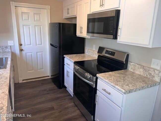 Building Photo - 10901 Hardwick Ln