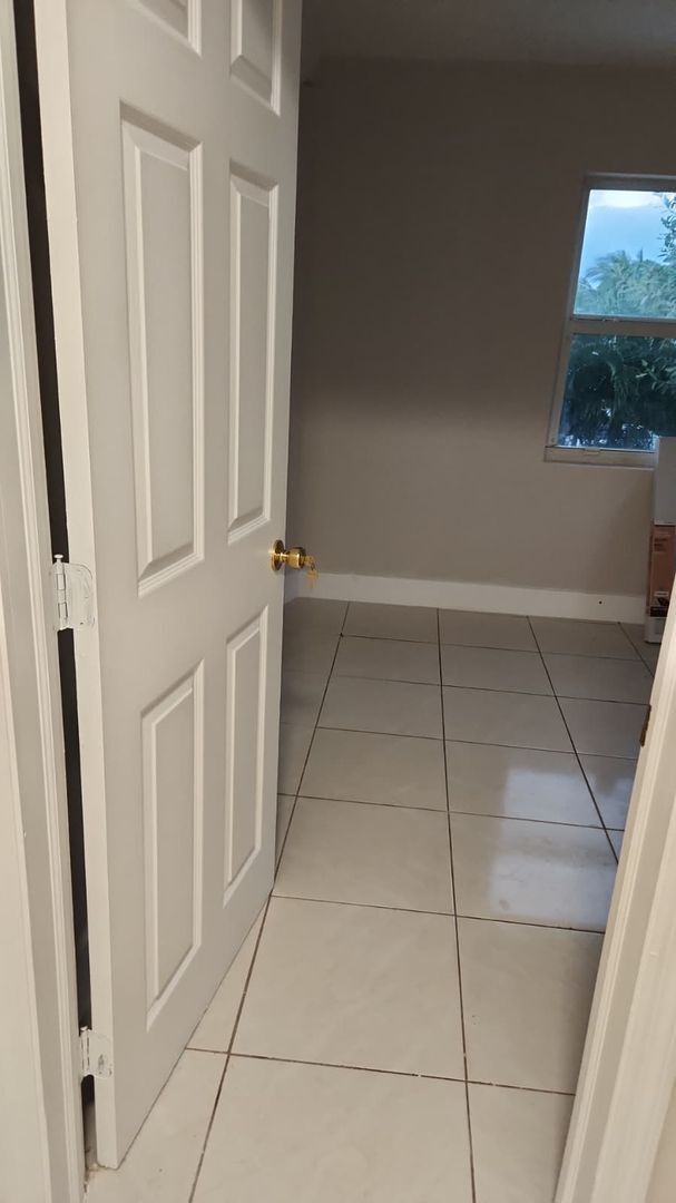 Building Photo - 1104 State St