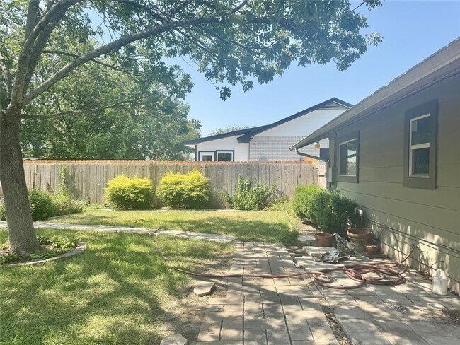 Building Photo - 9602 Chukar Cir