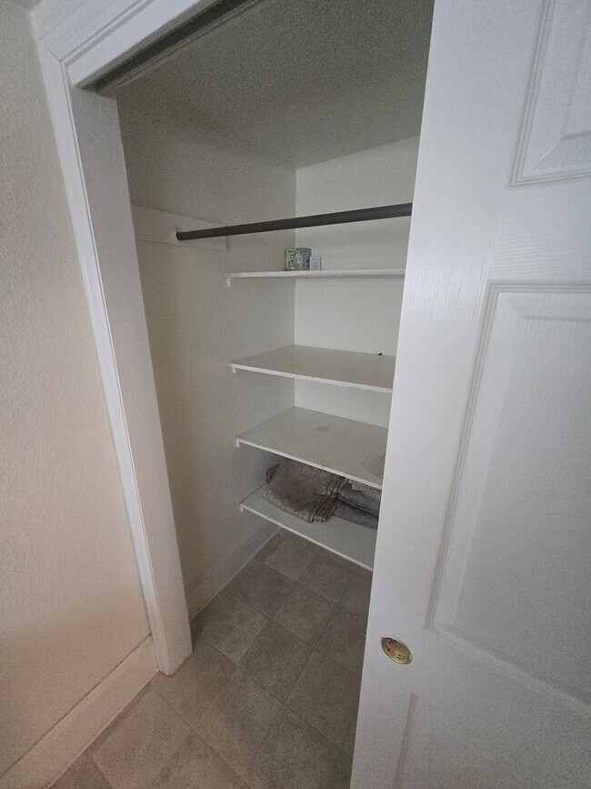 Building Photo - Spacious and Bright 3B Home in Longmont Available NOW! Great Location!