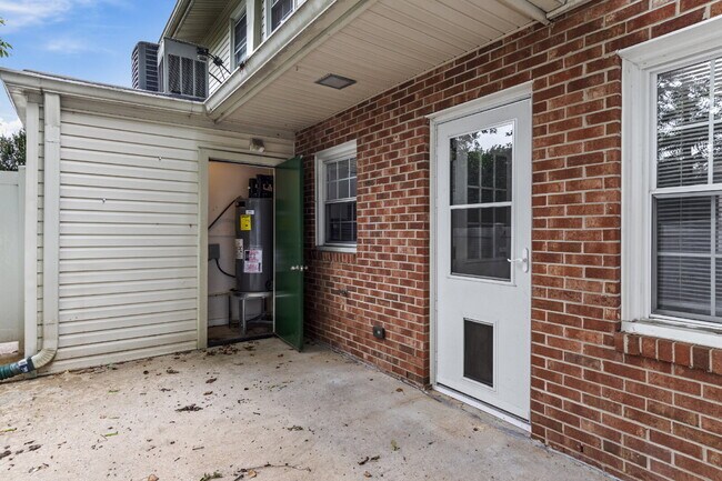 Building Photo - "Charming 2-Bed Condo in Greensboro with S...