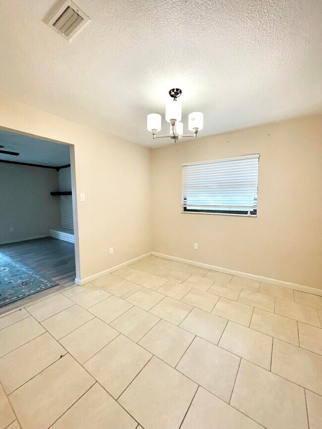 Building Photo - 3025 Briarwood Ln