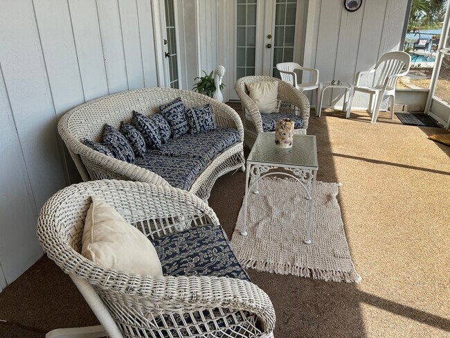 Building Photo - 1220 Lakeside Dr