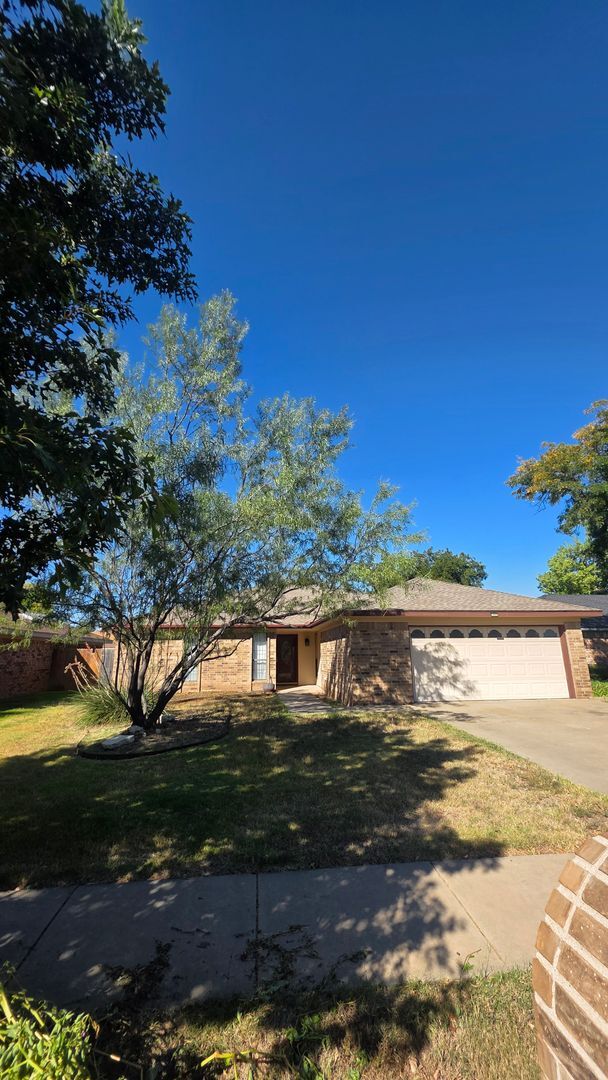 Building Photo - Wonderful Large 3 Bedroom Home