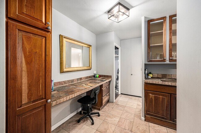 Building Photo - Spacious 1 bedroom home in the heart of Ha...