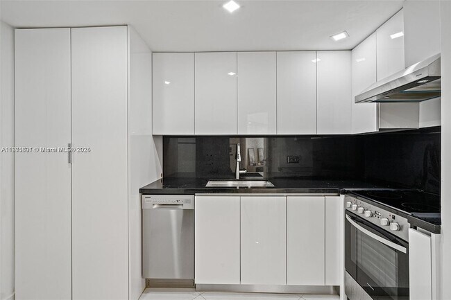 Building Photo - 999 Brickell Bay Dr