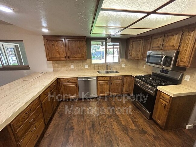 Building Photo - 3165 Crestview Dr