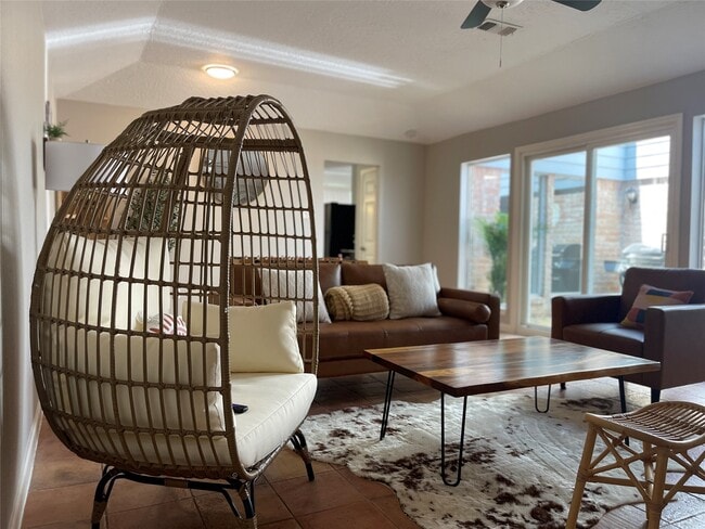 Building Photo - 15630 Pine Mountain Dr