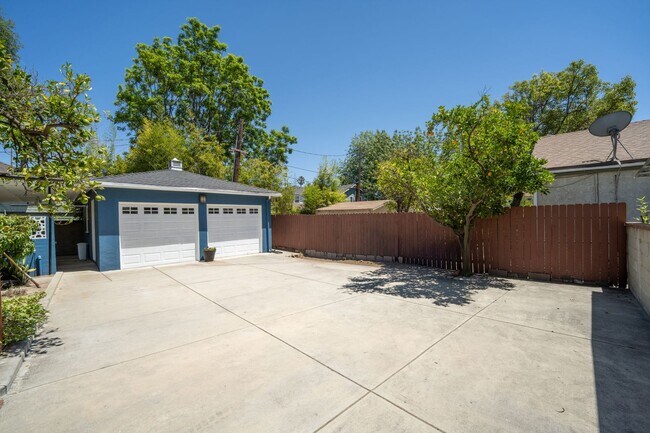 Building Photo - 2 bedroom, den and 1.5 bath, a few blocks of SPHS