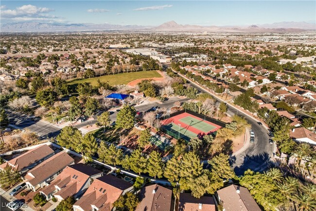 Building Photo - 1851 Vista Pointe Ave