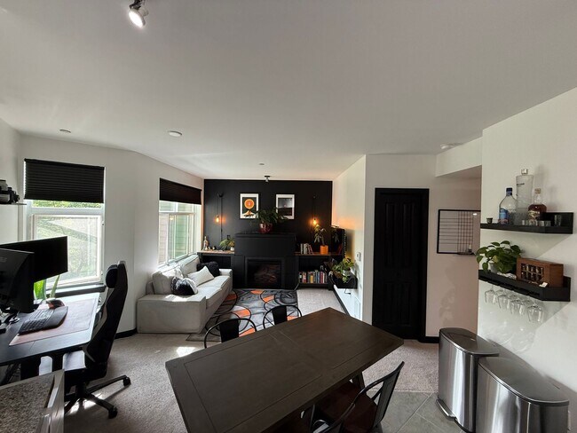 Building Photo - Modern 1BR Condo with Luxury Amenities in ...