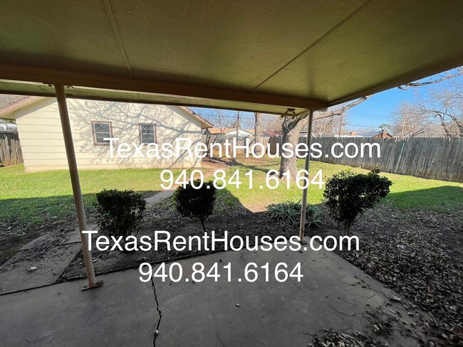 Building Photo - 3 Bedroom Home Near Lake Wichita Park and ...