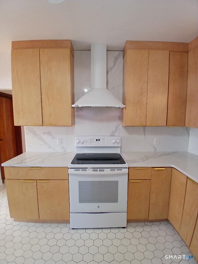 Building Photo - 16 Church St