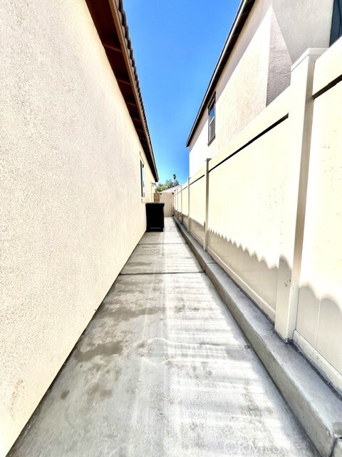 Building Photo - 9698 Babaco St