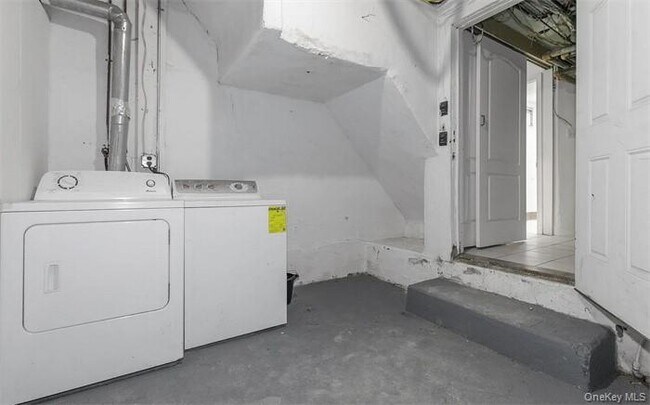 Building Photo - 11 Floyd Pl