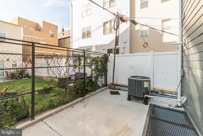 Building Photo - 814 N Uber St