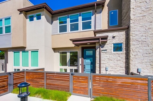 Building Photo - Mira Mesa 3 Bedroom Townhome!