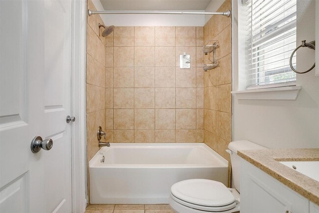 Building Photo - Amazing Home in Western Hills- 3 bed, 1.5 ...