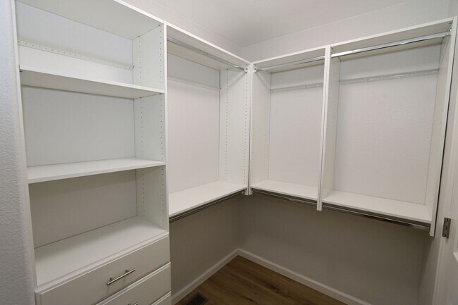 Building Photo - 7416 Sandy Springs Point