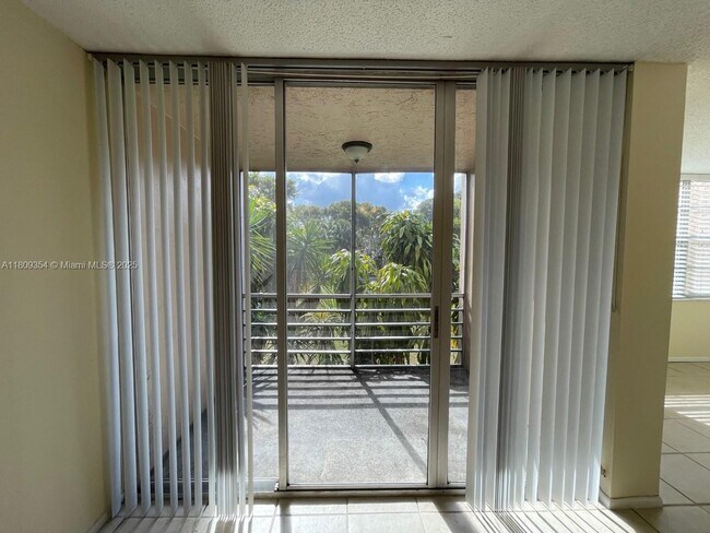 Building Photo - 9431 Live Oak Pl