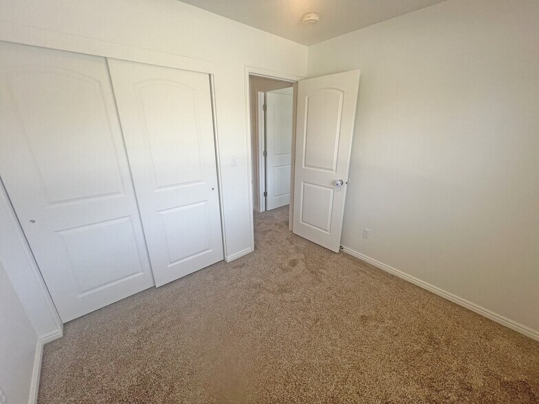 Building Photo - 1228 E 800 N