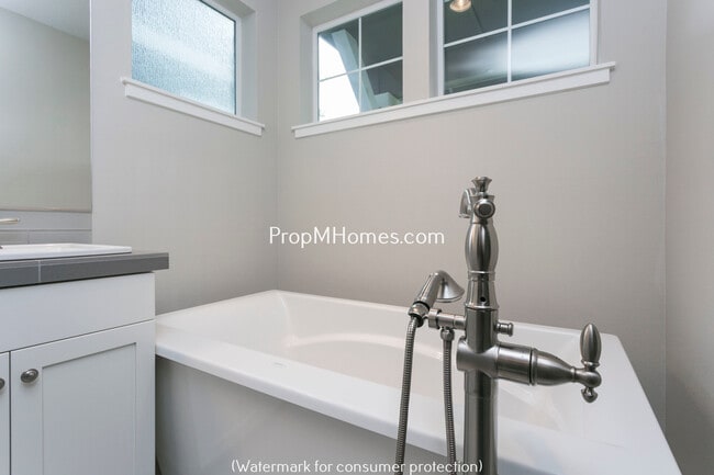 Building Photo - Beautiful Three Bedroom Row Home In Highly Desired Villebois Community!