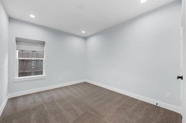 Building Photo - 804 Woodcrest Dr